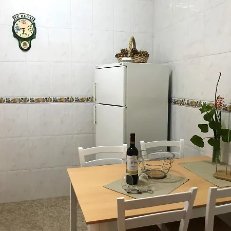 Charming House In With Garden 特罗尔