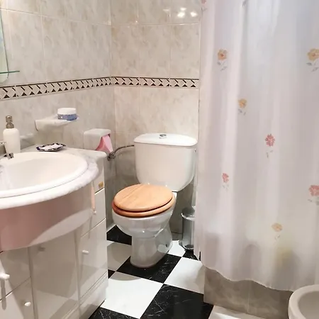 Charming House In With Garden テロル